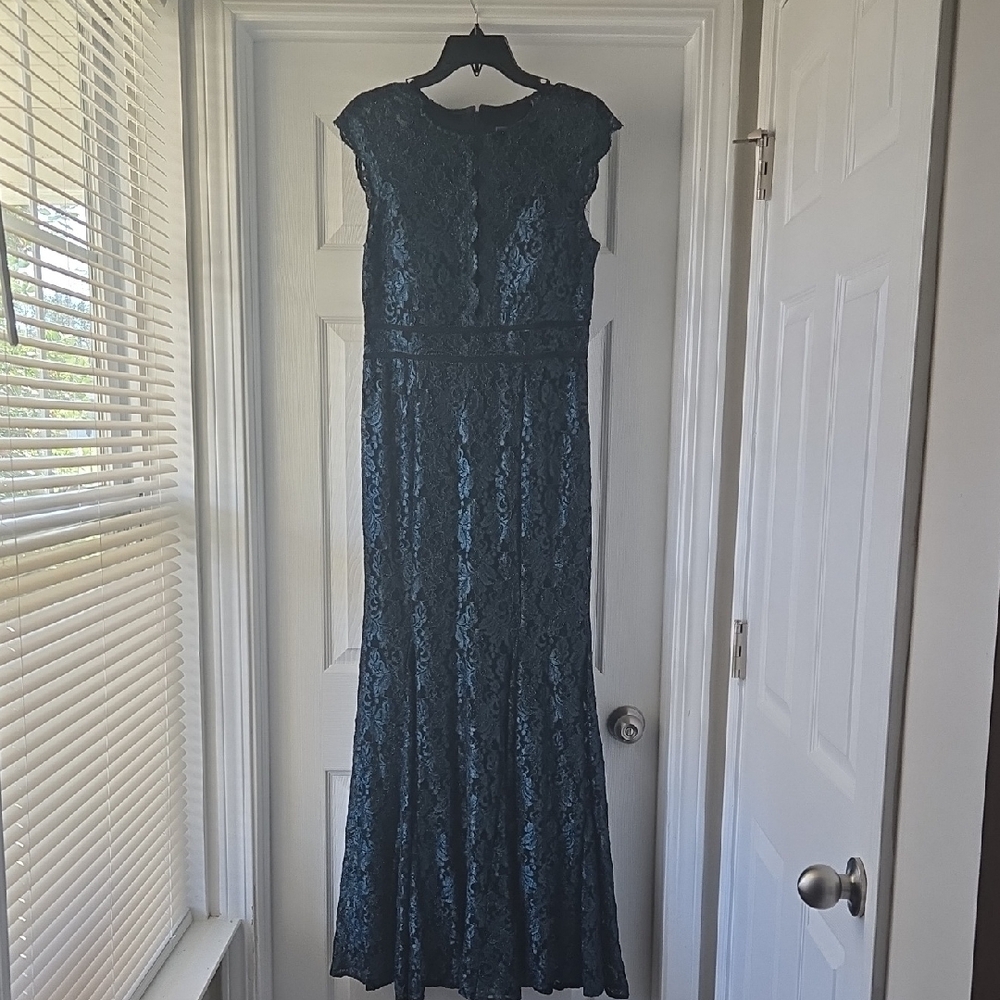 Elegant Lace Maxi Dress in Teal
